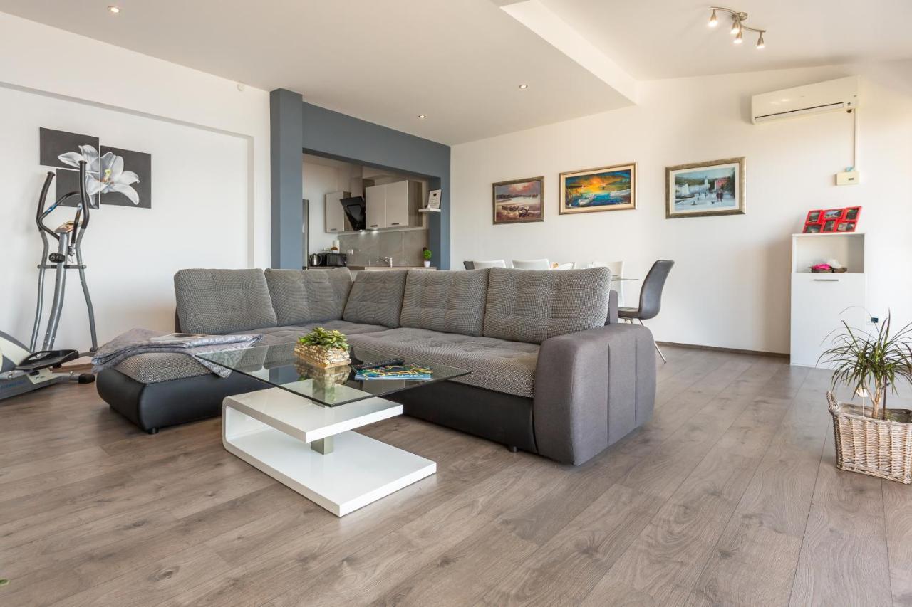 Modern Apartment أوميس المظهر الخارجي الصورة